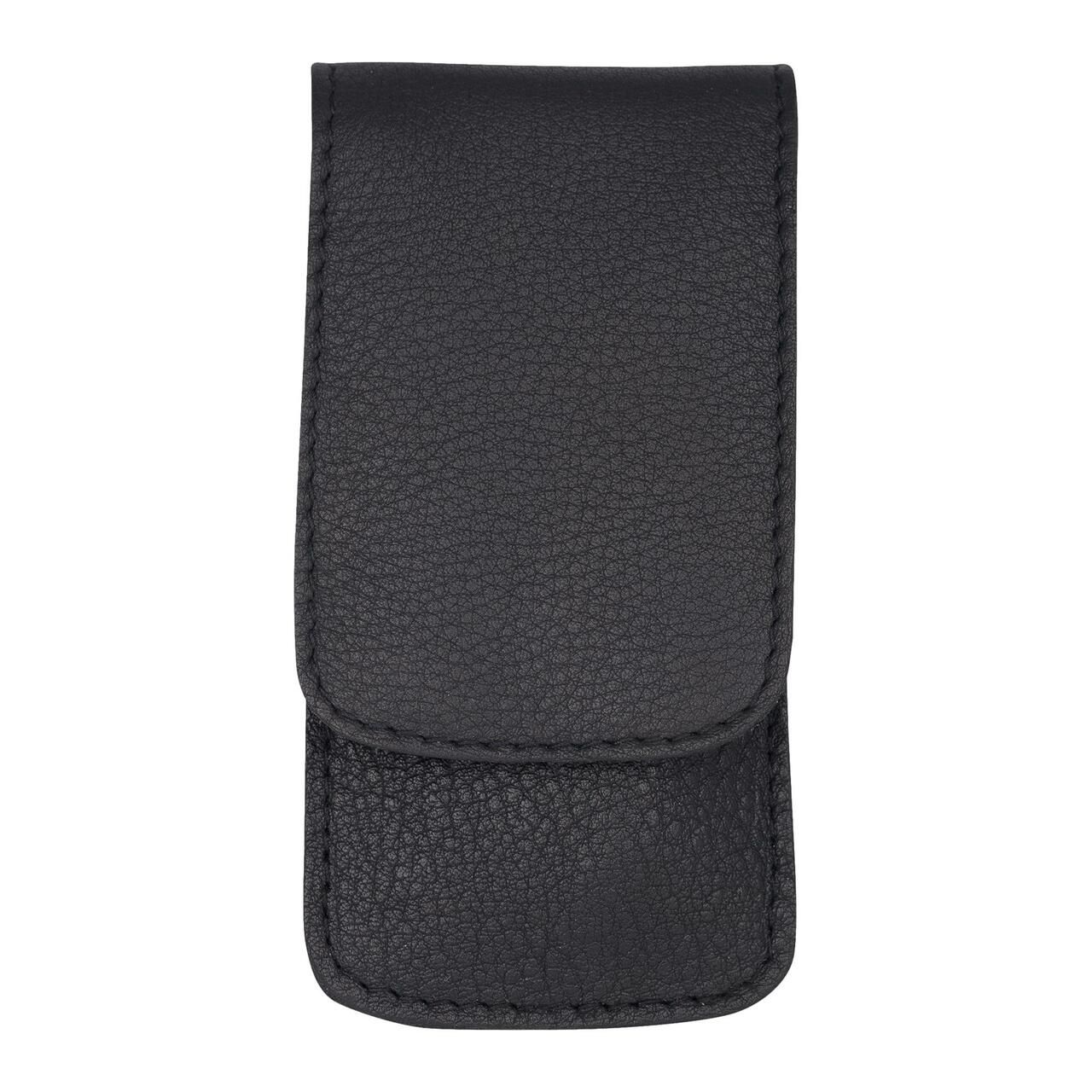 Schwarzes, lederartiges Etui mit Klappe. Geschlossen, rechteckig, mit sichtbaren Nähten.