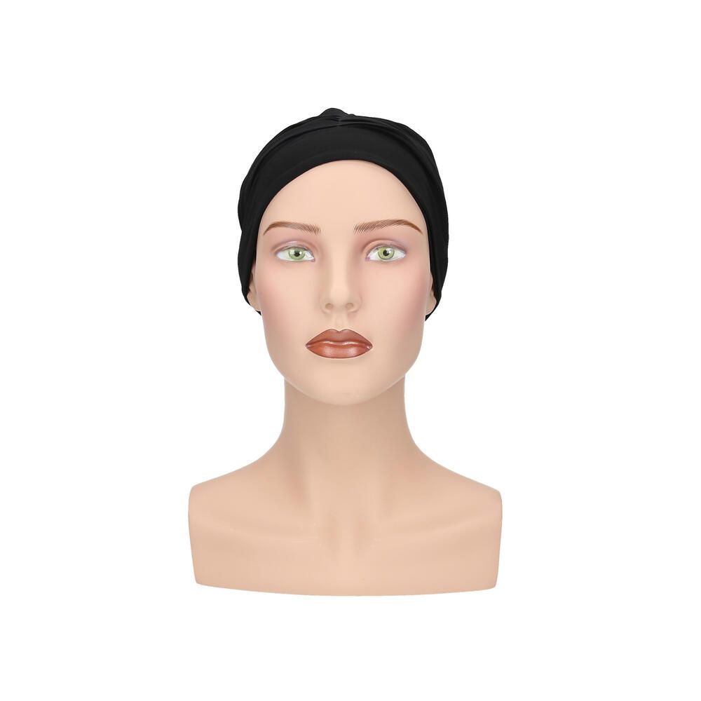 Schwarzer Turban auf einer Schaufensterpuppe. Frontansicht. Glatter Stoff, bedeckt den Kopf.
