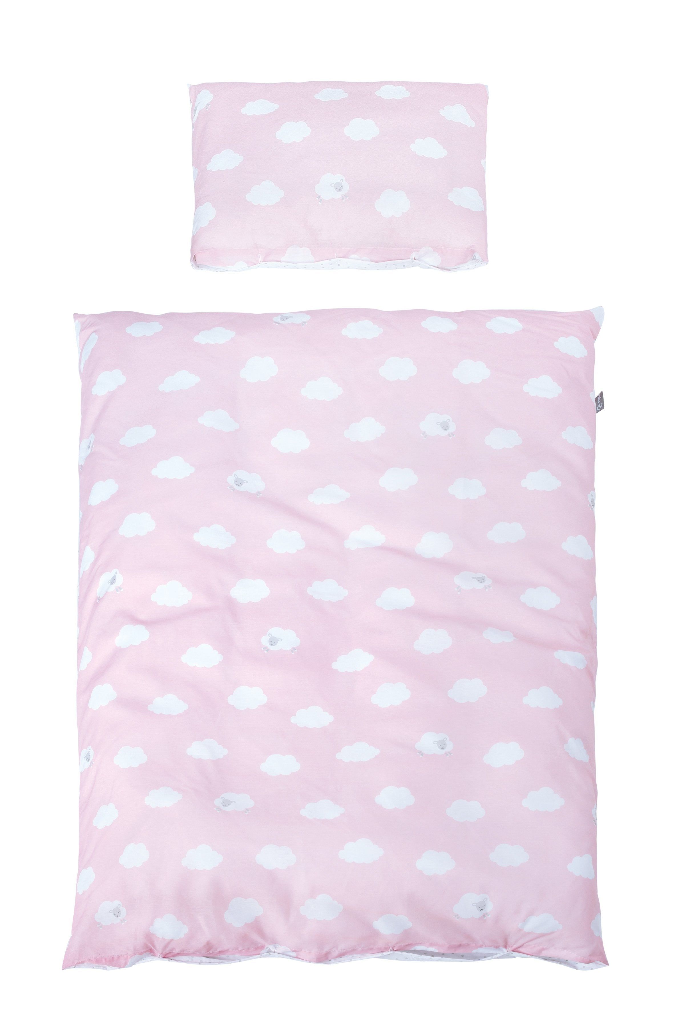 Rosa Babybettwäsche mit weißen Wolkenmuster. Set aus Kissen- und Bettbezug. 100% Baumwolle.