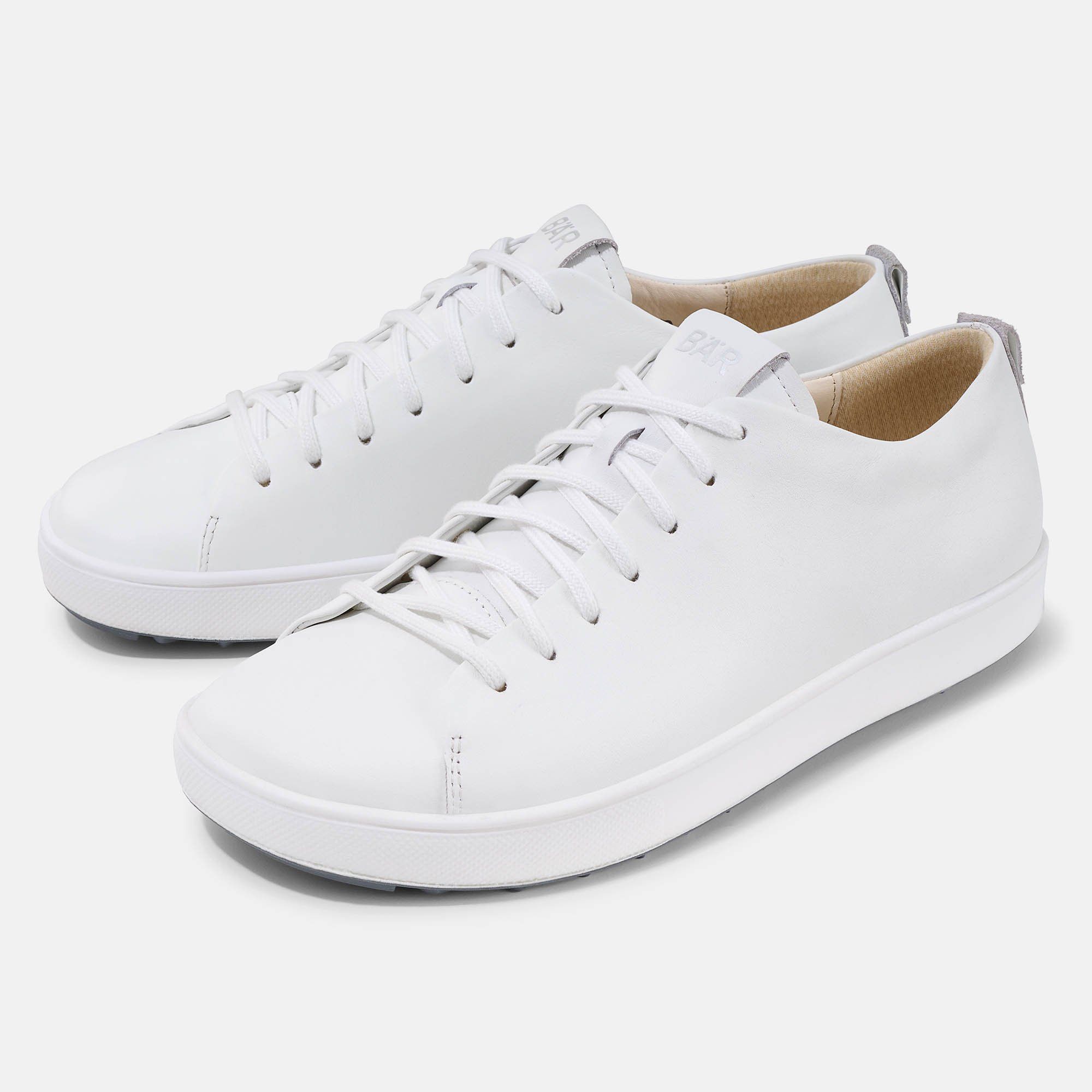 Weiße Schnürschuh-Sohle. Graue, profilierte Sohle. BÄR-Logo auf der Zunge.