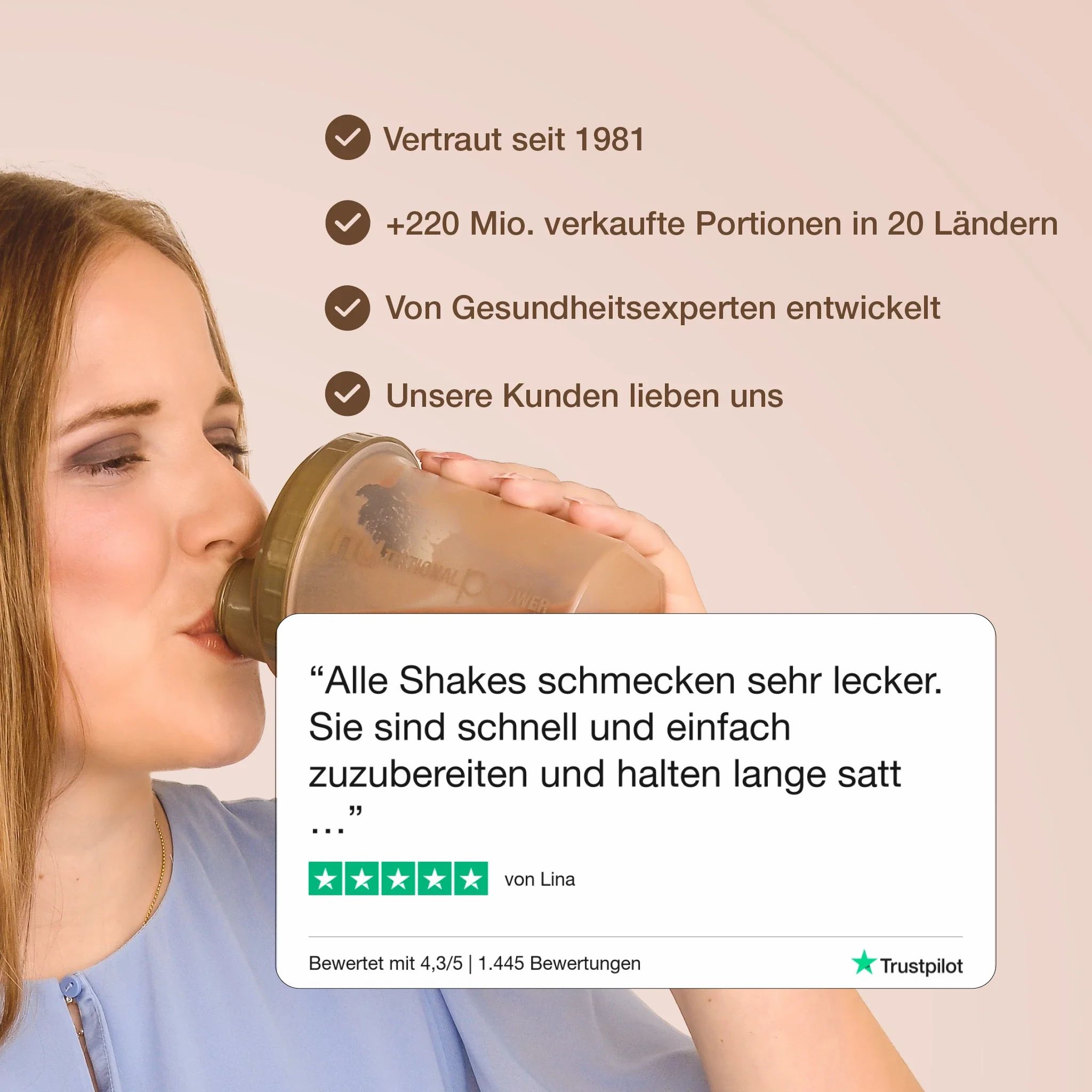 Frau trinkt Nupo Shake. Zitat: Alle Shakes schmecken sehr lecker. Schnell und einfach zuzubereiten. 5 Sterne Bewertung.