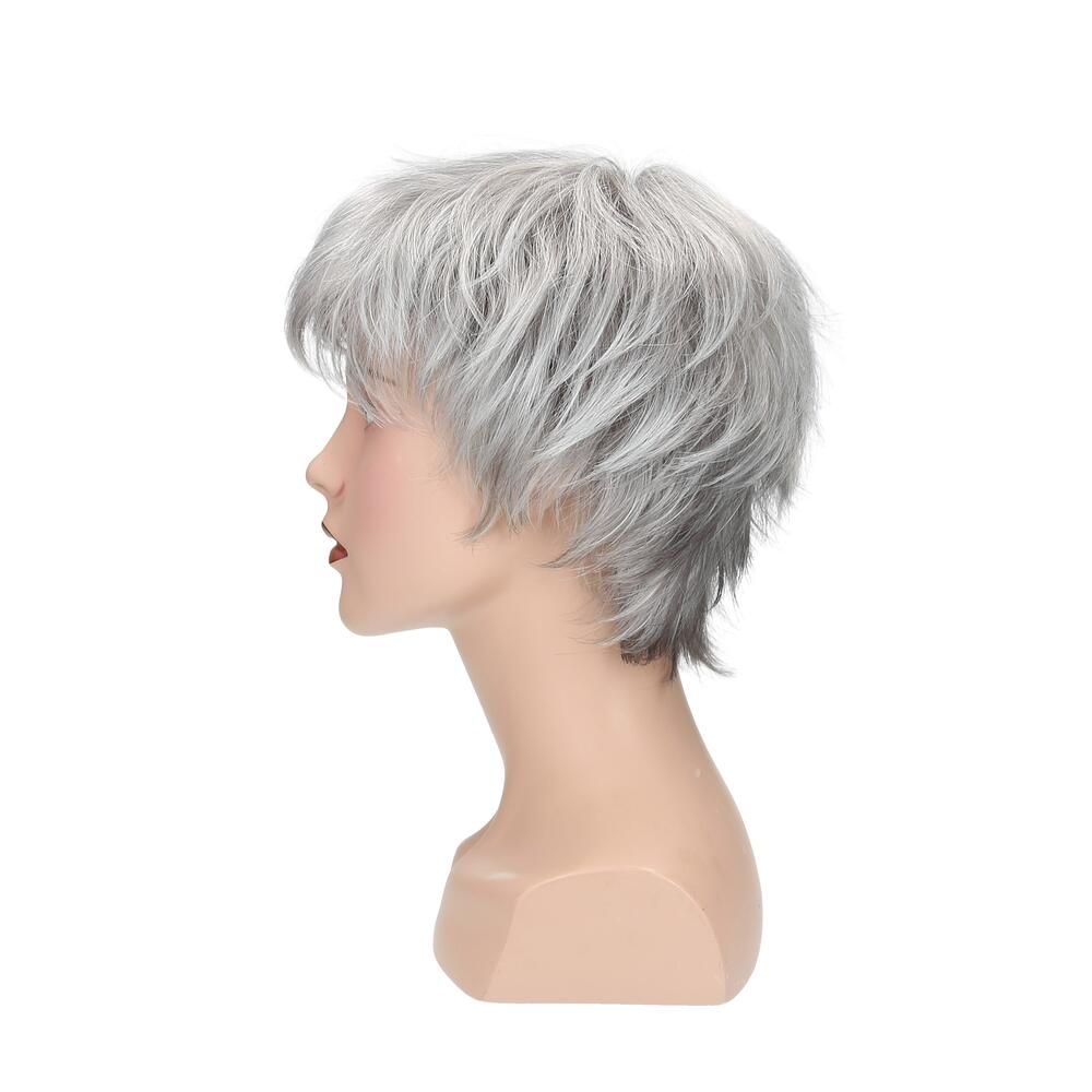Graue Perücke auf einem Schaufensterkopf. Seitenansicht. Kurze, gestufte Frisur. Der Kopf ist auf weißem Hintergrund.