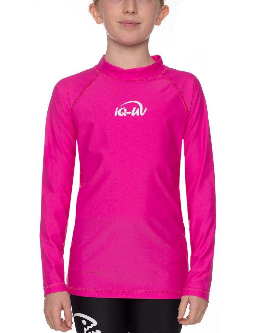 Kind trägt pinkfarbenes Langarmshirt mit Stehkragen. Weißes iQ-UV Logo auf der Brust. Blick von vorne.