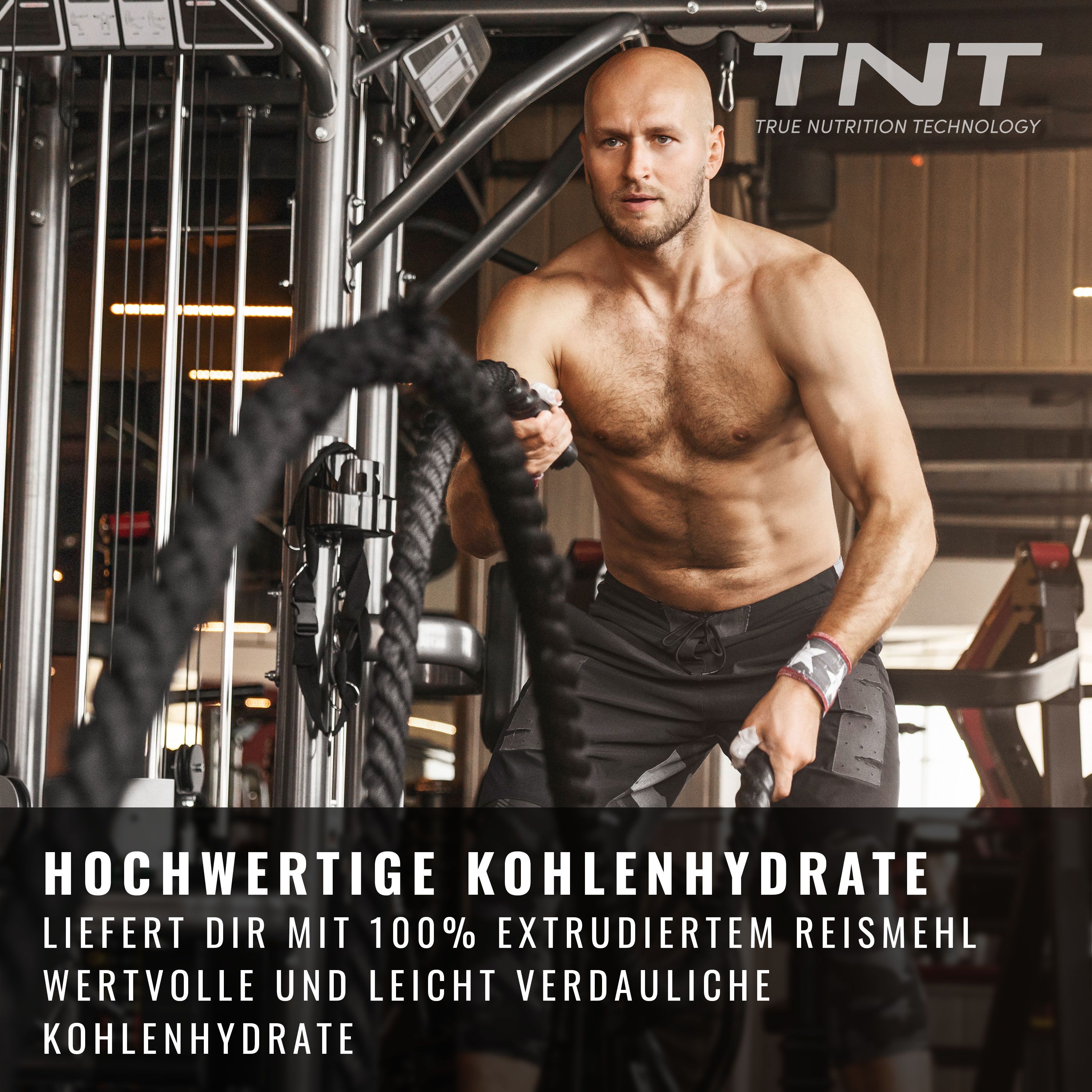 Mann trainiert im Fitnessstudio. Text: Hochwertige Kohlenhydrate. Liefert mit 100% extrudiertem Reismehl wertvolle und leicht verdauliche Kohlenhydrate.