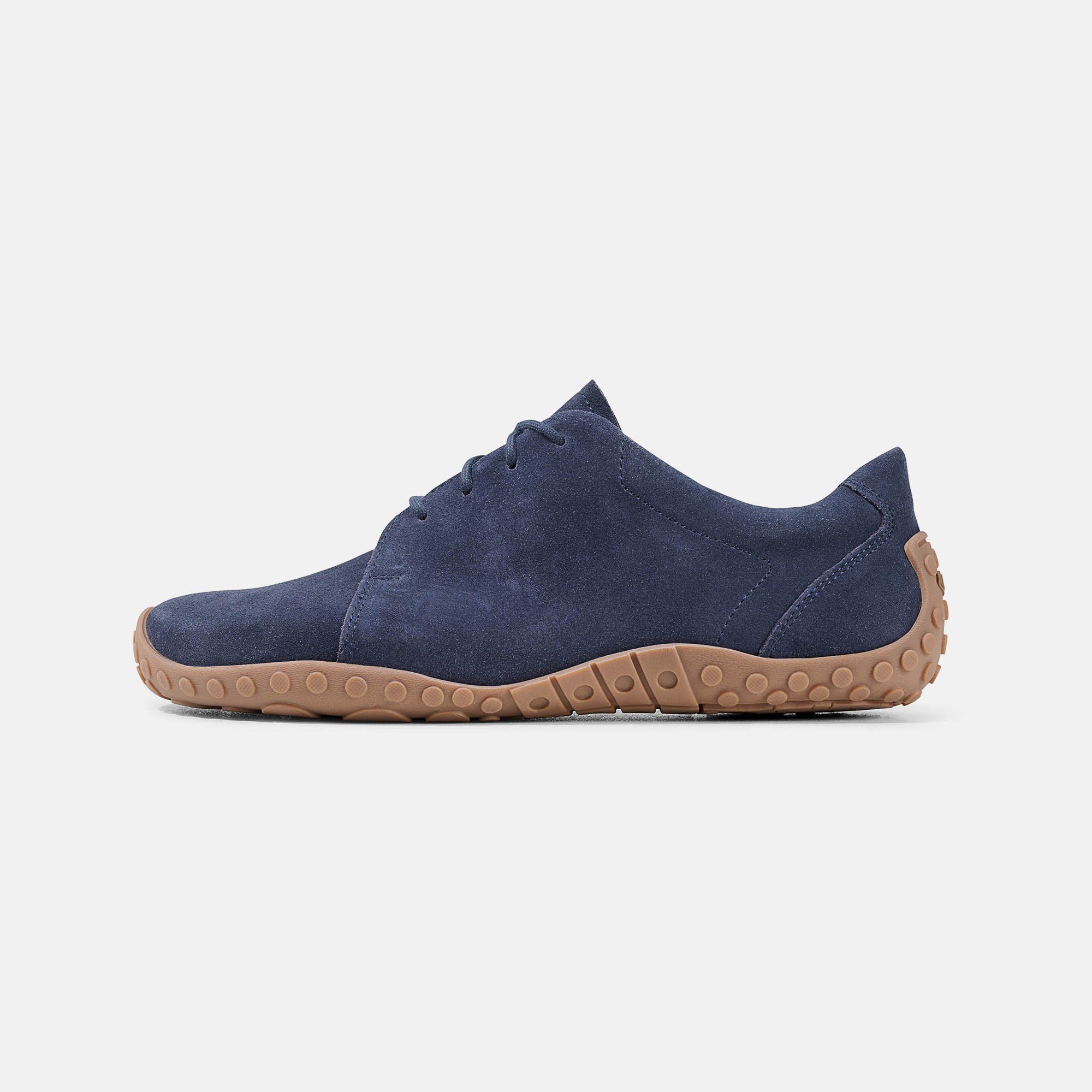 Blauer Schnürschuh mit brauner Sohle. Wildleder. Breite Passform. Ansicht von der Seite.