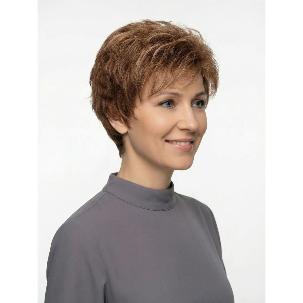 Kurzhaarperücke, braun mit helleren Strähnen, auf einer Frau getragen. Seitliche Ansicht, Frau lächelt.