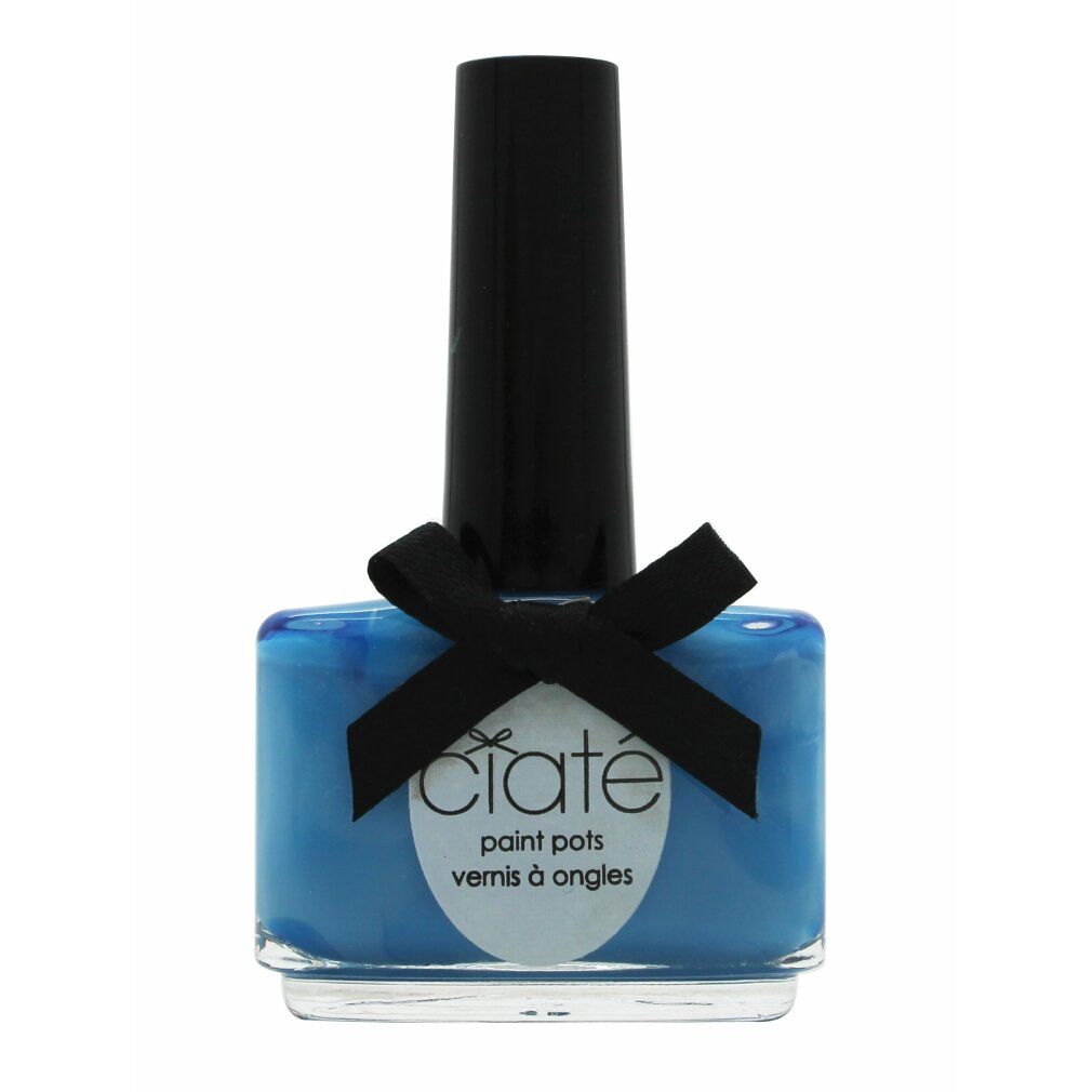 Vernis à ongles bleu clair dans un flacon carré en verre avec bouchon noir et nœud. Inscription : Ciaté, paint pots, vernis à ongles.