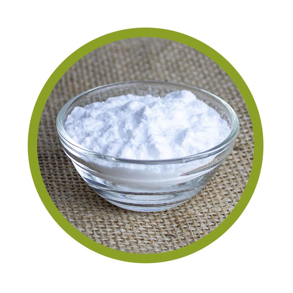 Schüssel mit Inositol Pulver. Klare Glasschüssel auf grobem Stoff. Pulver ist weiß.