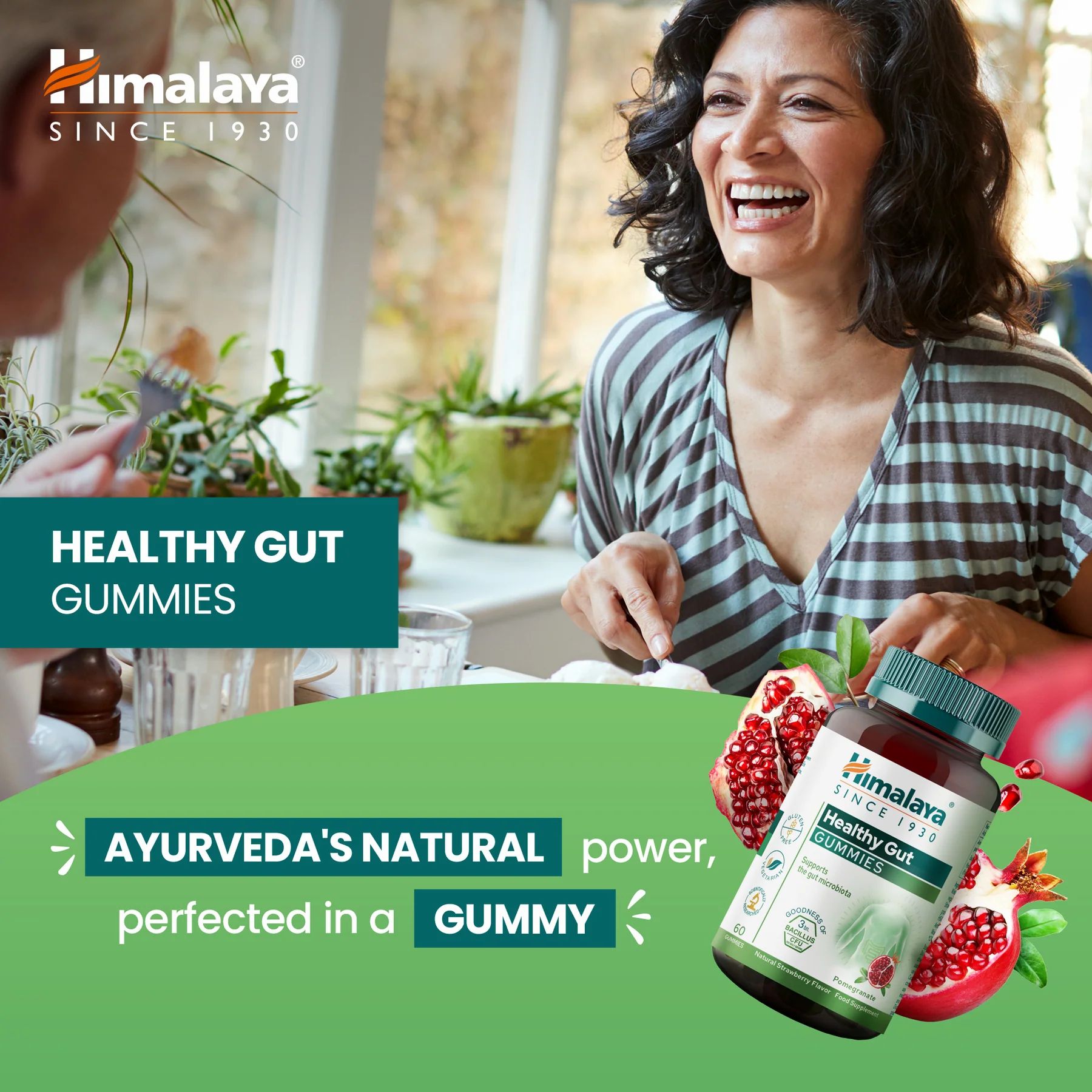 Frau lacht, hält eine Flasche Himalaya Healthy Gut Gummies. Granatapfel und Text: Ayurveda's Natural Power, perfected in a Gummy.