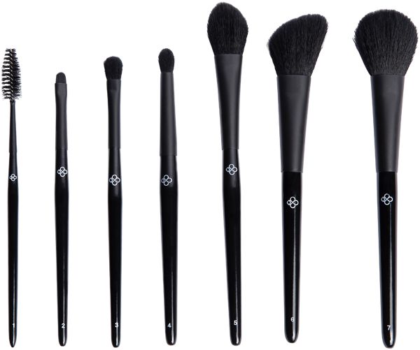 Sieben schwarze Pinsel mit schwarzen Borsten. Griffe mit Logo. Verschiedene Formen und Größen.