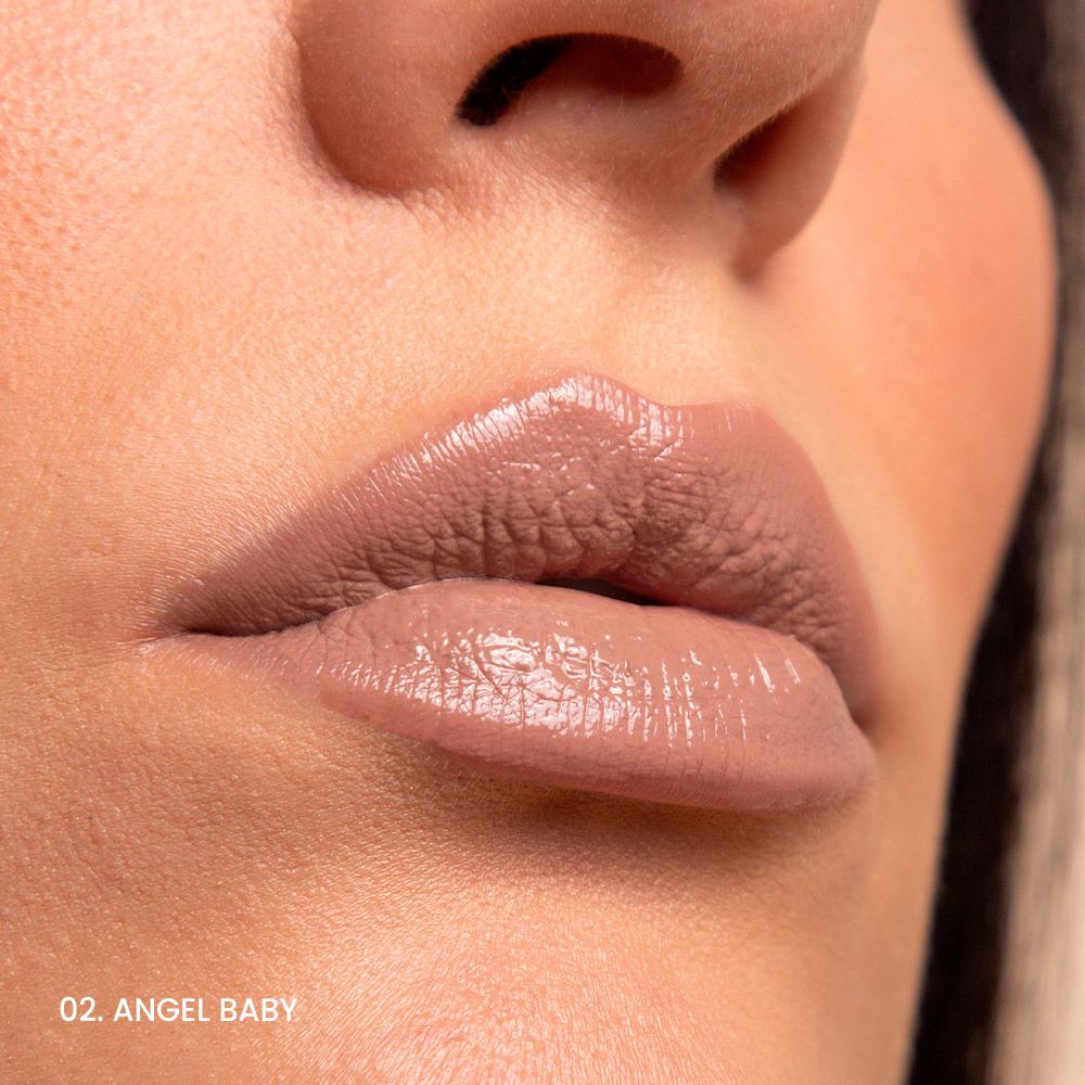 Primo piano di labbra truccate con un rossetto lucido marrone chiaro. In basso c'è scritto "02. ANGEL BABY".