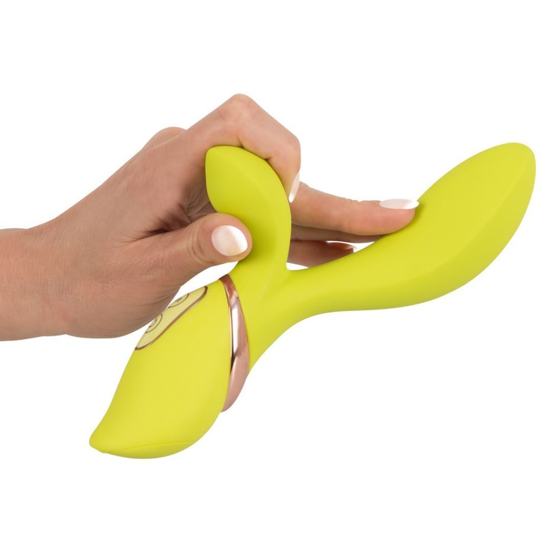 Gelber Vibrator in einer Hand gehalten. Rosegoldene Akzente und Bedienknöpfe sichtbar.
