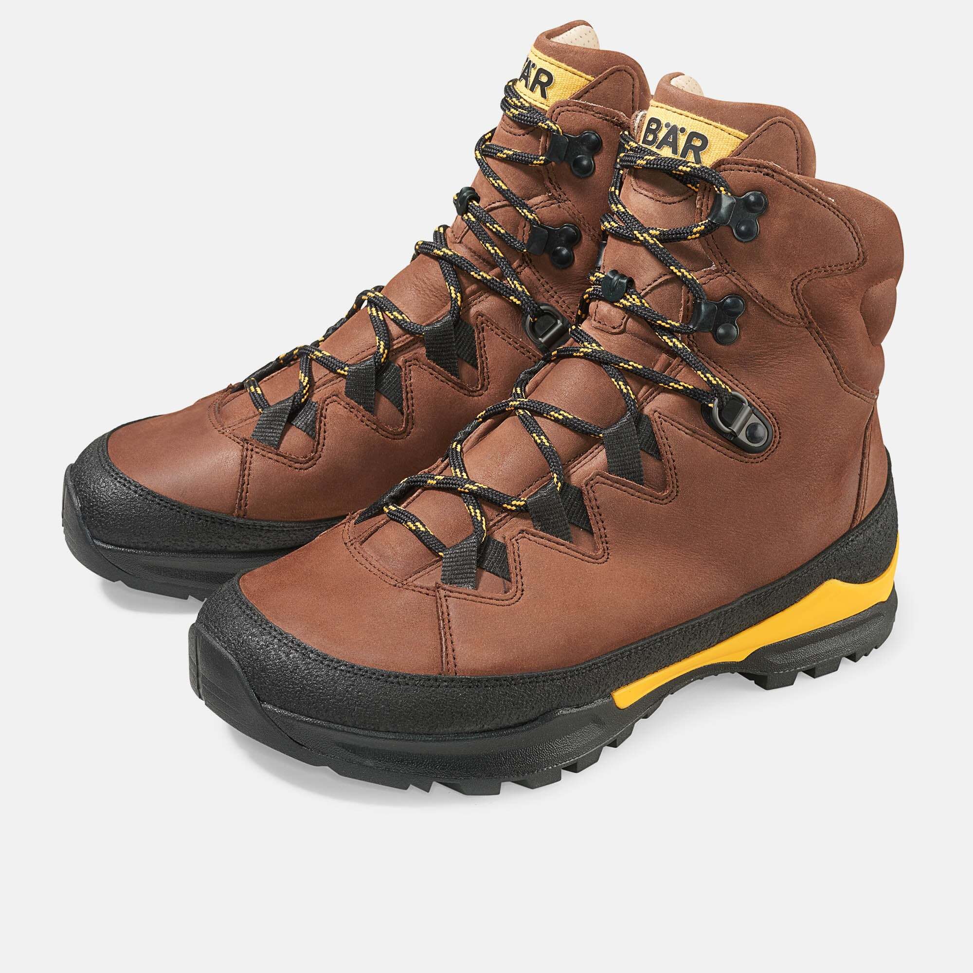 Ein Paar braune Leder-Wanderstiefel mit gelben Akzenten und Schnürung.