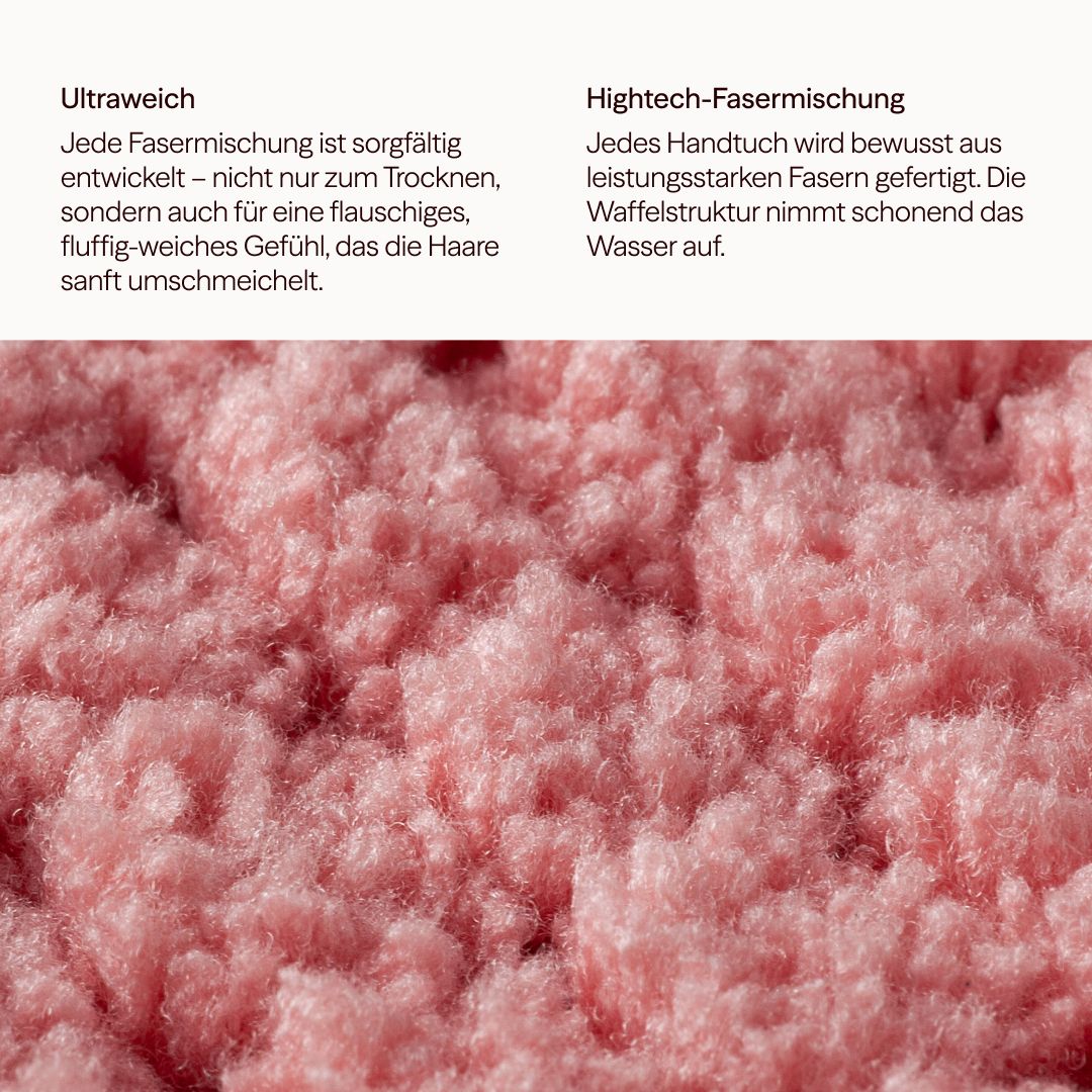 Nahaufnahme eines rosa Mikrofasertuchs mit Wabenstruktur. Text beschreibt ultraweiches Material und High-Tech-Fasermischung.