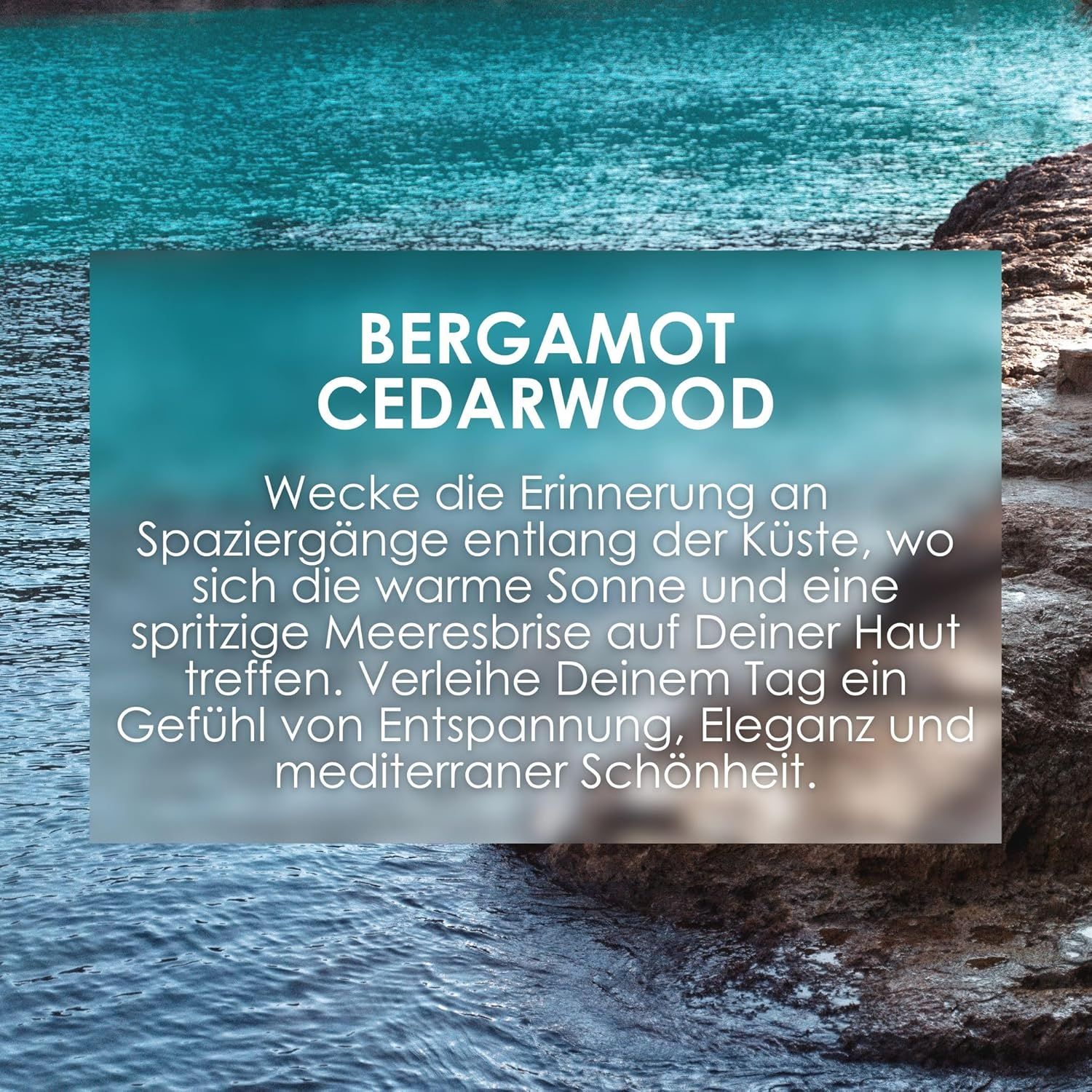 Text auf blauem Hintergrund: Bergamotte Cedarwood. Weckt Erinnerung an Spaziergänge an der Küste. Gefühl von Entspannung, Eleganz und mediterraner Schönheit.