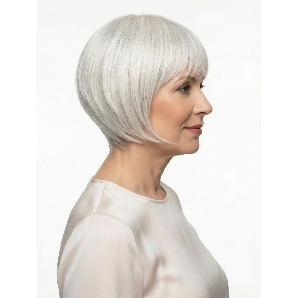 Kurzhaarperücke in Silber. Seitenansicht einer Frau mit Perücke. Gerader Pony, seitlich geschnittenes Haar.