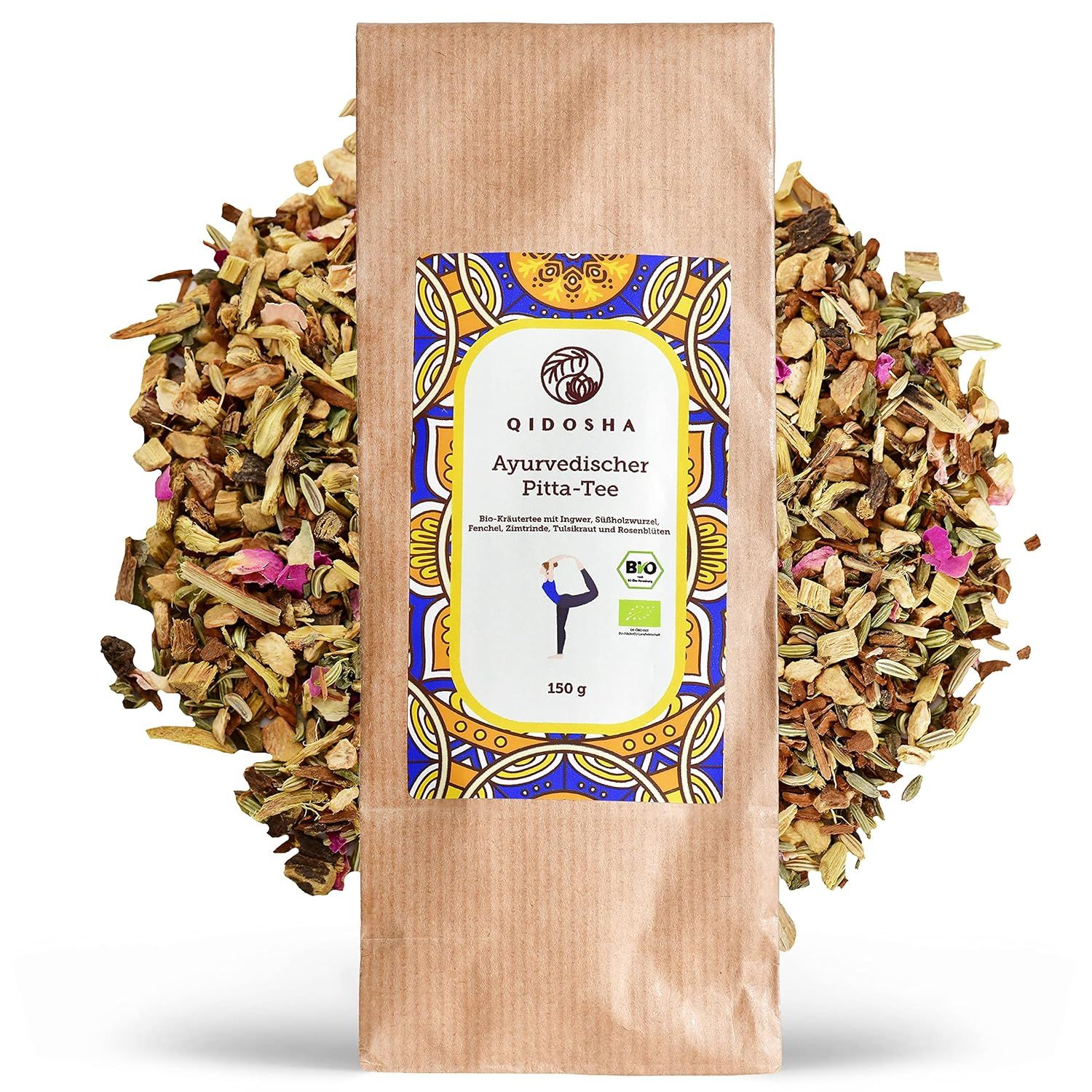 Braune Papiertüte mit Aufkleber, umgeben von Kräutern. Aufschrift: QIDOSHA Ayurvedischer Pitta-Tee. Bio-Siegel. Yoga-Figur.