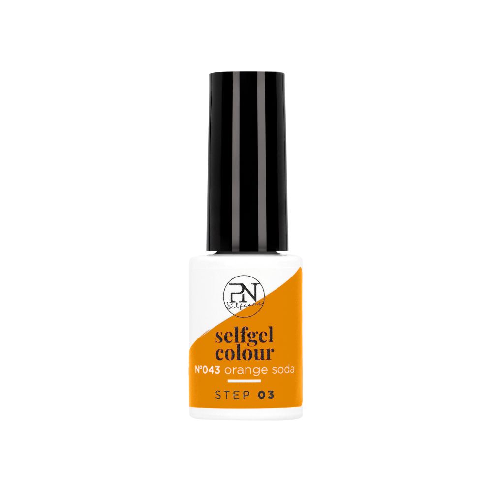 Nagellackflasche mit schwarzem Deckel. Aufschrift: selfgel colour N°043 orange soda STEP 03. Weißes Etikett mit PN-Logo.
