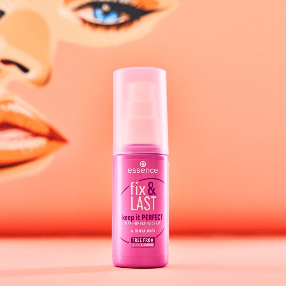 Rosa Make-up Fixierspray-Flasche. Schriftzug: Essence, fix & LAST, keep it PERFECT, mit Hyaluron, FREE FROM. Hintergrund: Gesichtsskizze.