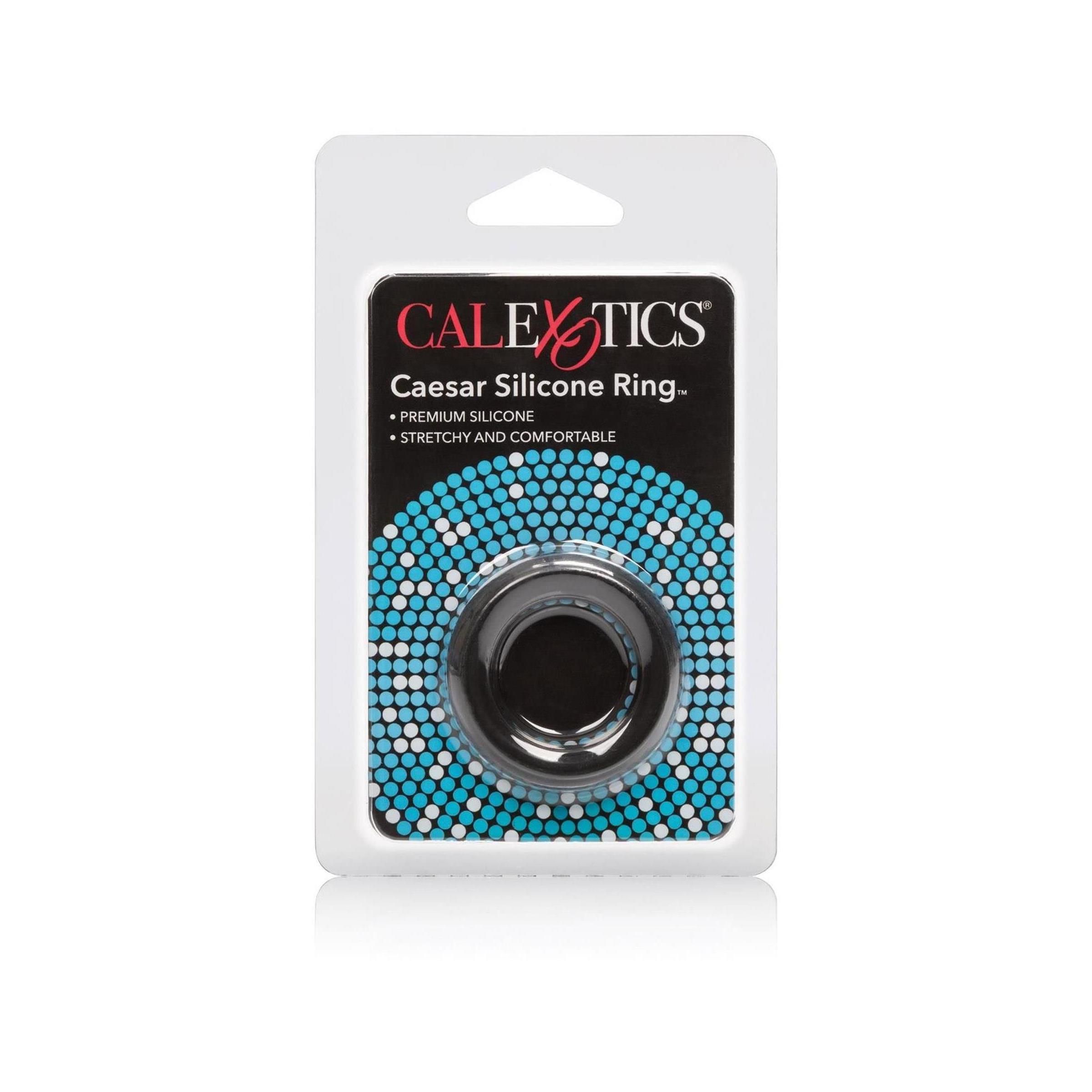 Verpackung mit schwarzem Silikonring. Produktname: Caesar Silicone Ring. Marke: CalExotics.