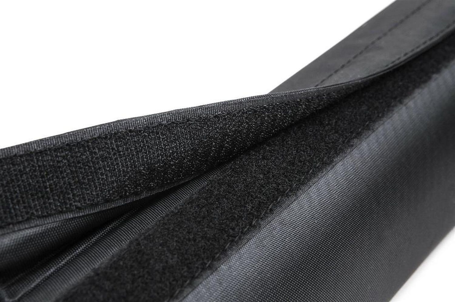 Nahaufnahme eines schwarzen Nackenpolsters. Klettverschluss-Details.