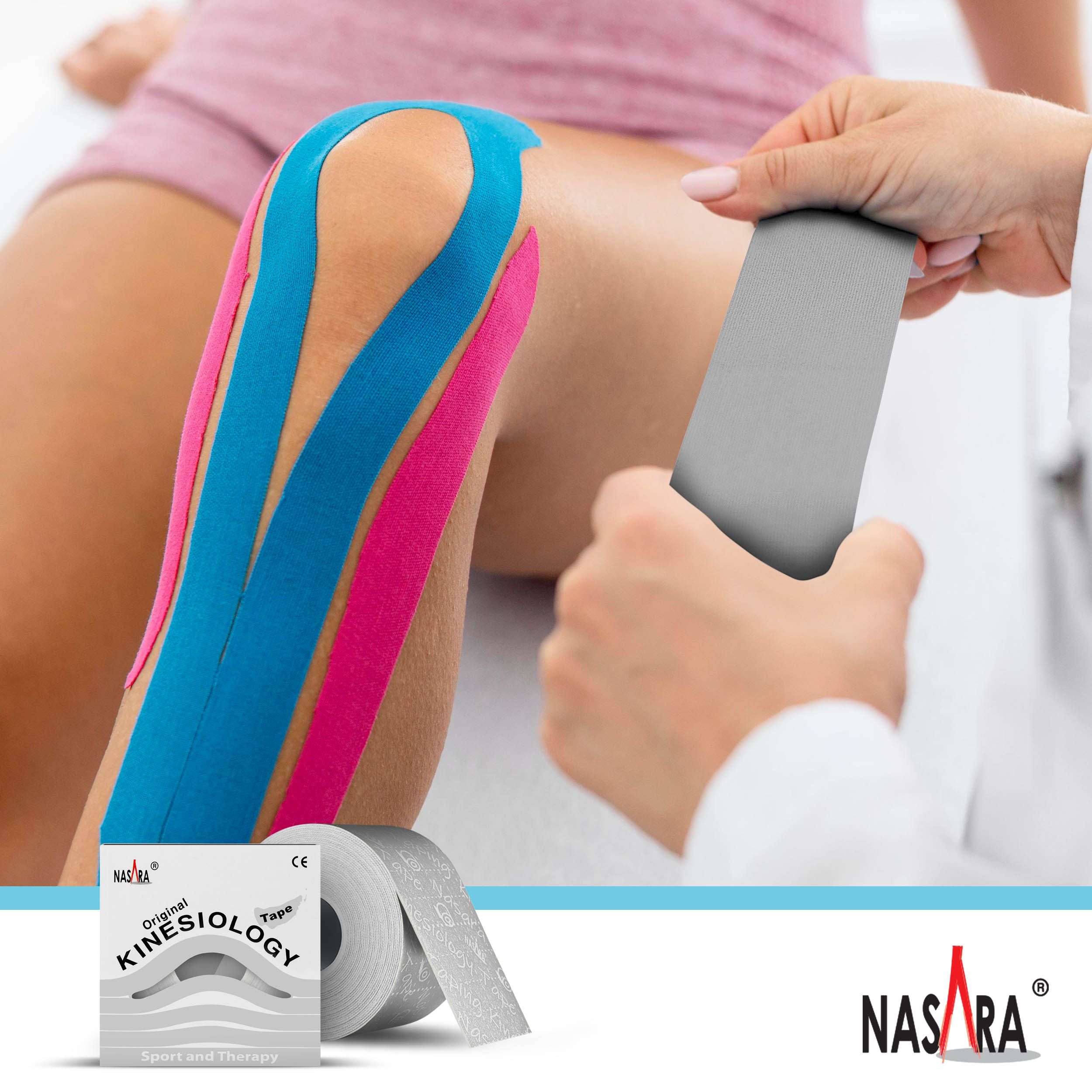 Knie mit Kinesiologie Tape beklebt. Daneben Box und Rolle Tape. Person hält Tape.