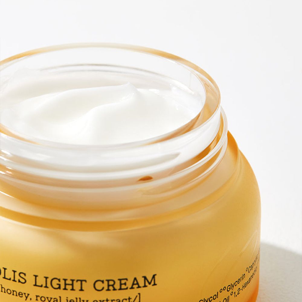 Nahaufnahme der COSRX Propolis Light Cream in einem Glasbehälter.