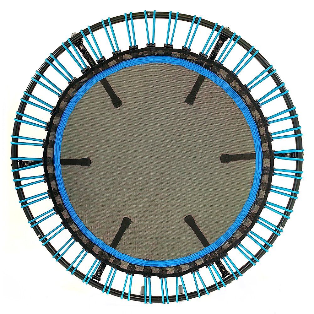 Draufsicht auf rundes Trampolin. Schwarze Sprungfläche, blauer Rand, schwarzer Rahmen. Blaue Gummibänder.