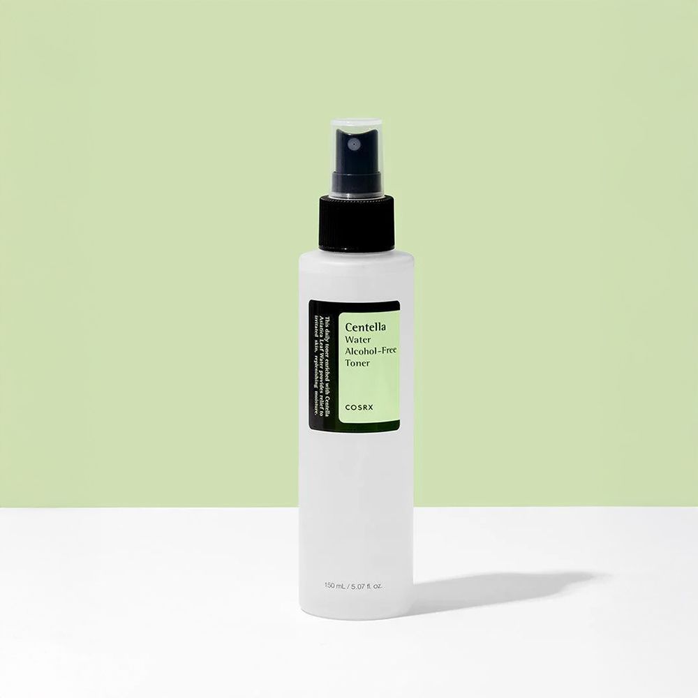 COSRX Centella Wasser, alkoholfreies Gesichtswasser in transparenter Sprühflasche.