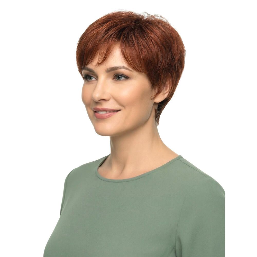 Kurzhaarperücke in Rotbraun. Seitenansicht einer Frau mit Perücke und grünem Oberteil. Blick zur Seite.