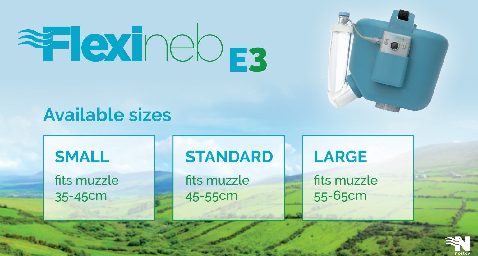 Blauer Inhalator Flexineb E3. Größen: Small, Standard, Large. Text: Fits muzzle 35-45cm, 45-55cm, 55-65cm. Hintergrund: Wiese, Himmel.