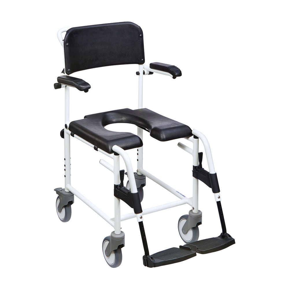 Duschtoilettenstuhl mit schwarzem Sitz und Rückenlehne. Weißes Gestell, Armlehnen und Fußstützen. Vier Rollen.
