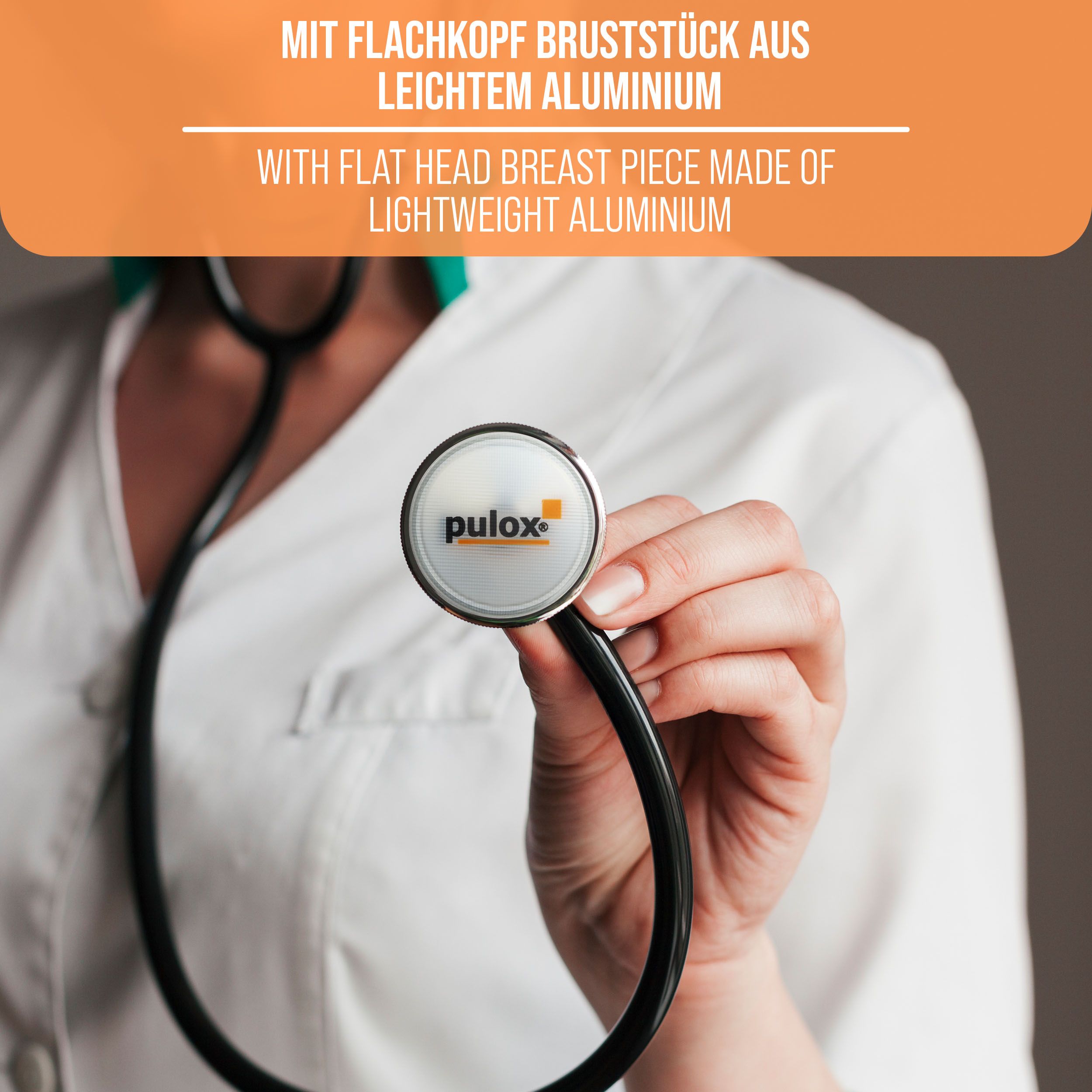 Person hält ein Stethoskop mit flachem Bruststück aus leichtem Aluminium. Logo sichtbar.