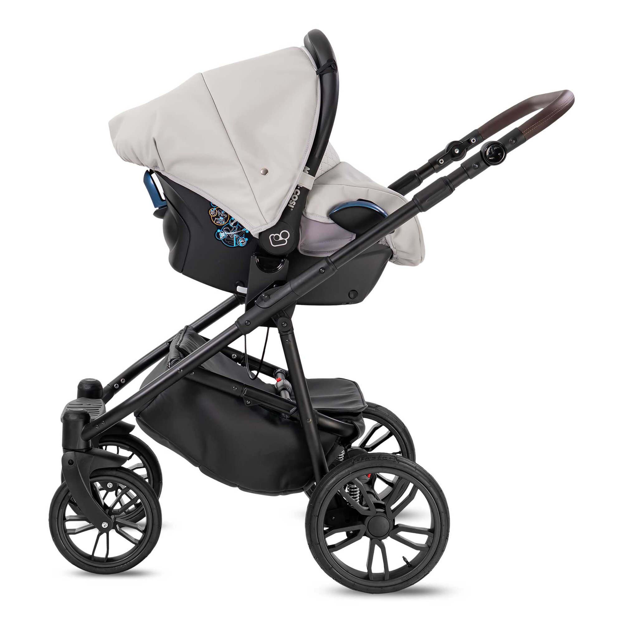 Hellgrauer Kombikinderwagen mit schwarzem Gestell und Rädern. Babyschale montiert, Ansicht von der Seite.