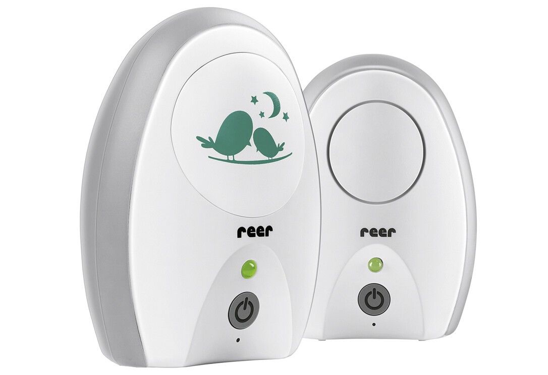 Zwei Babyphone Neo. Weiß-graues Design. Auf der Vorderseite Vögel-Motiv. Unten Ein-/Ausschalter und grüne LED. Marke: reer.