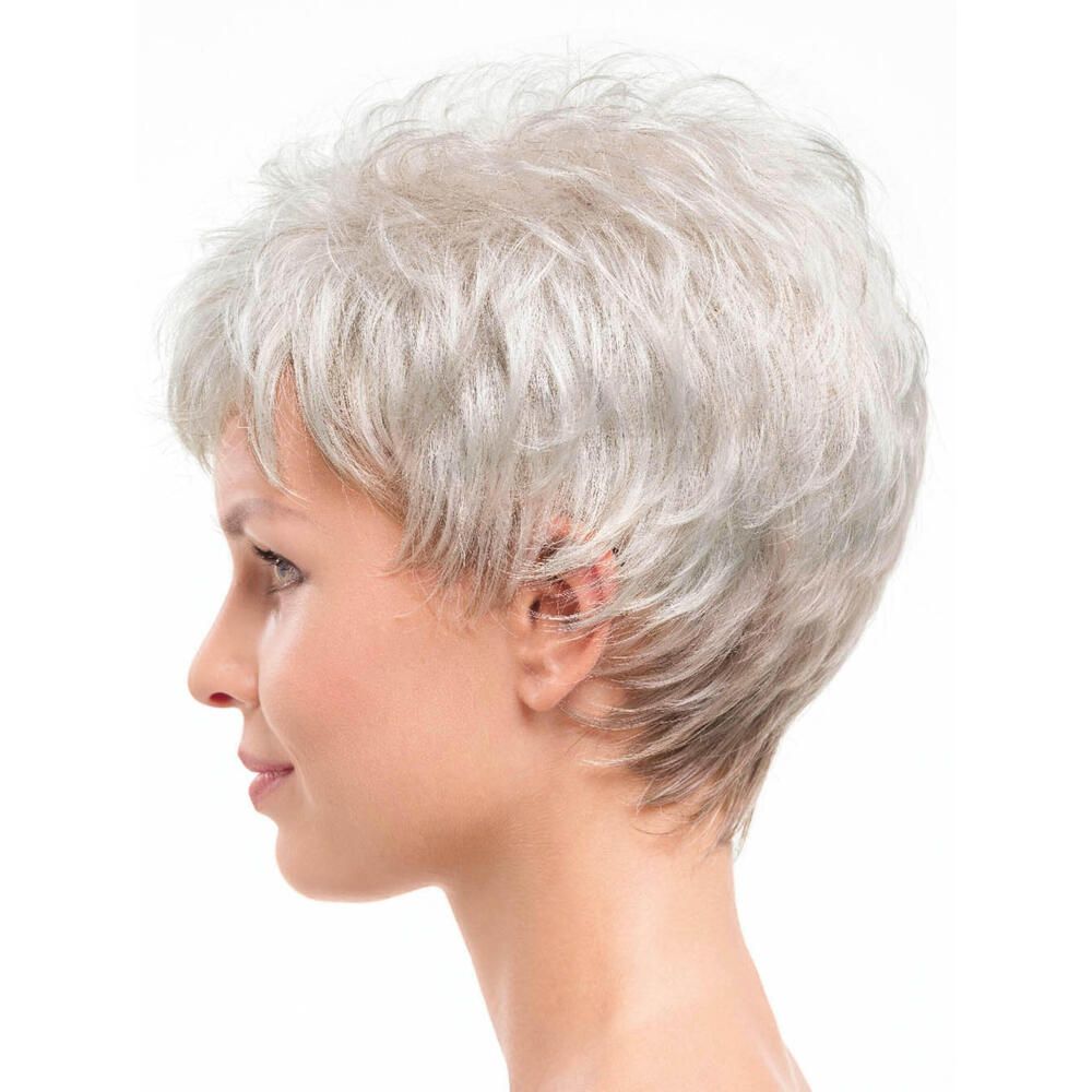 Graue Kurzhaarperücke. Seitenansicht einer Frau mit Perücke. Kurze, graue Haare, leicht gewellt.