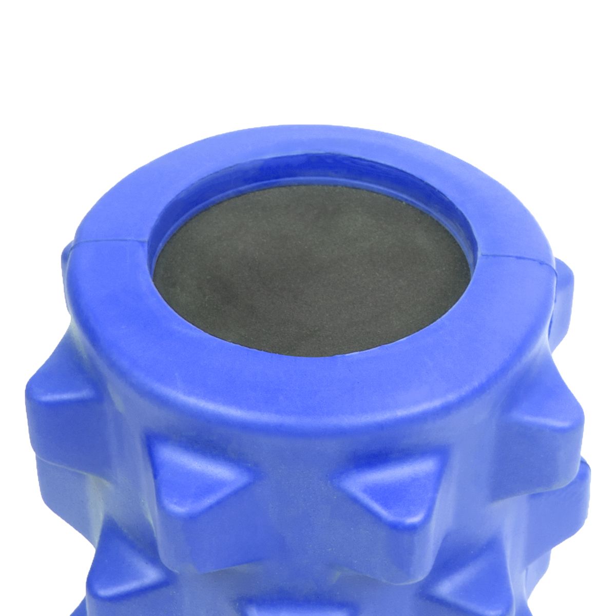 Nahaufnahme eines blauen Foam Rollers. Sichtbare Noppen und Innenraum.