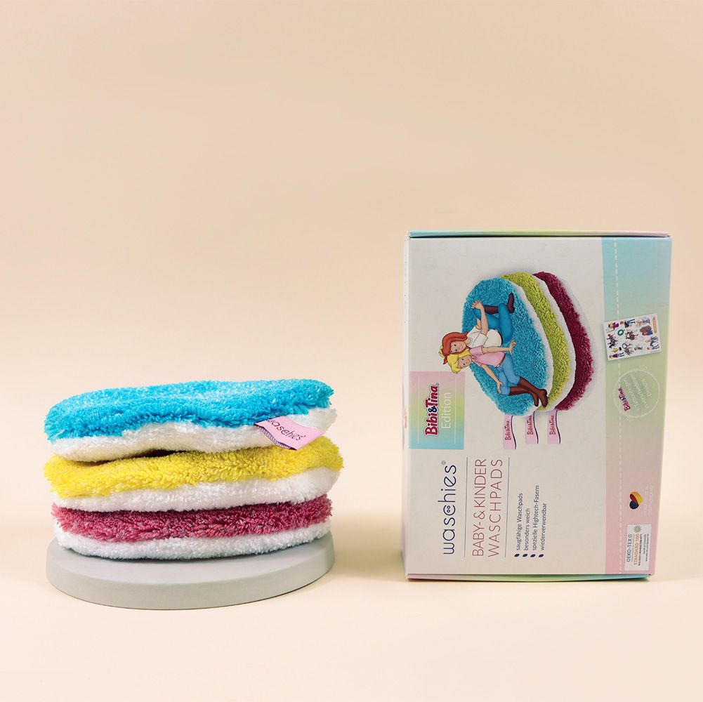 Vier farbige Waschpads auf einem grauen Untersetzer, daneben Verpackung. Auf der Verpackung: Bibi & Tina Edition.