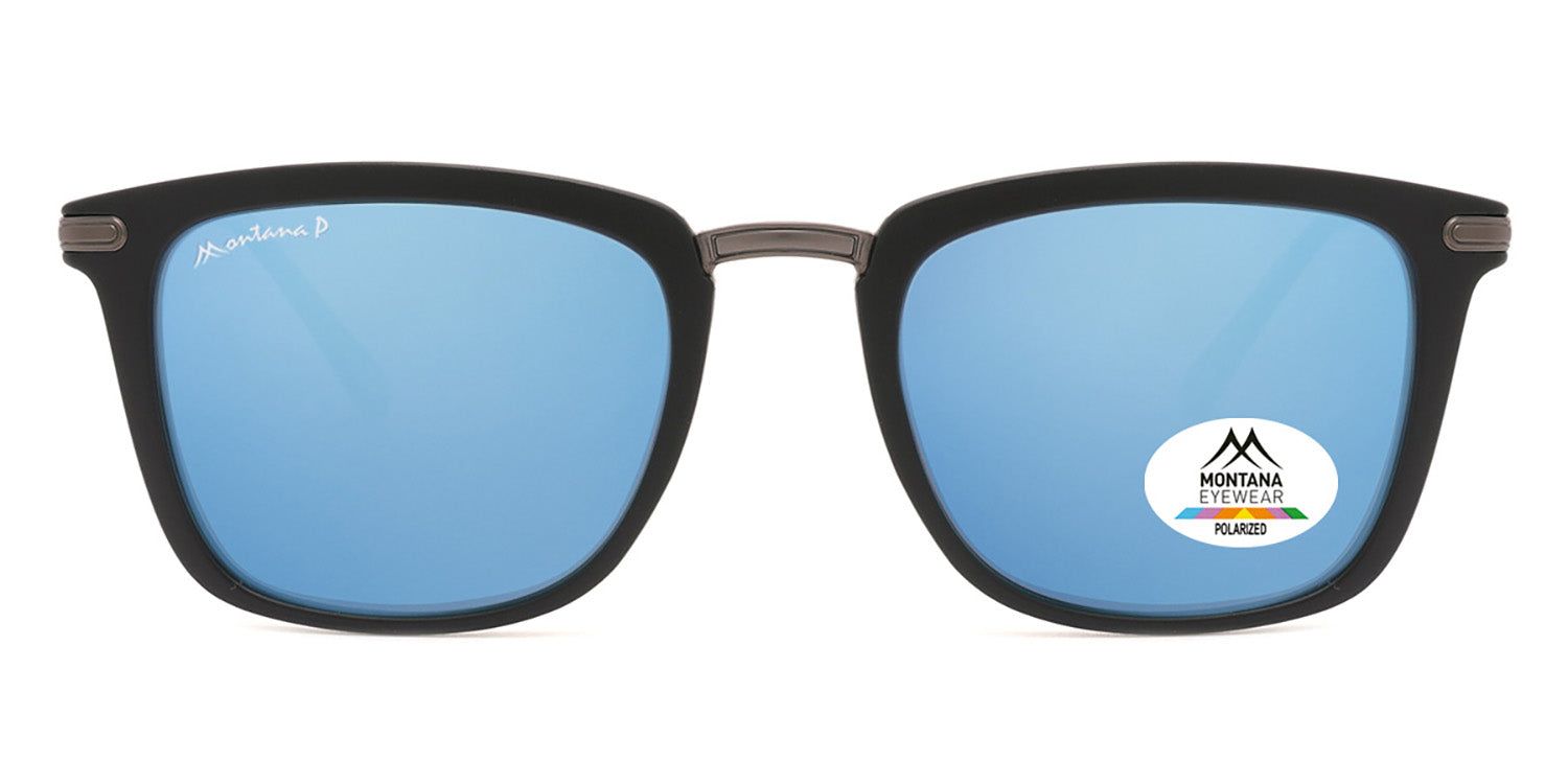 Sonnenbrille mit schwarzem Rahmen und blauen Gläsern. Auf einem Glas befindet sich ein Aufkleber mit Logo und der Aufschrift 'Polarized'.