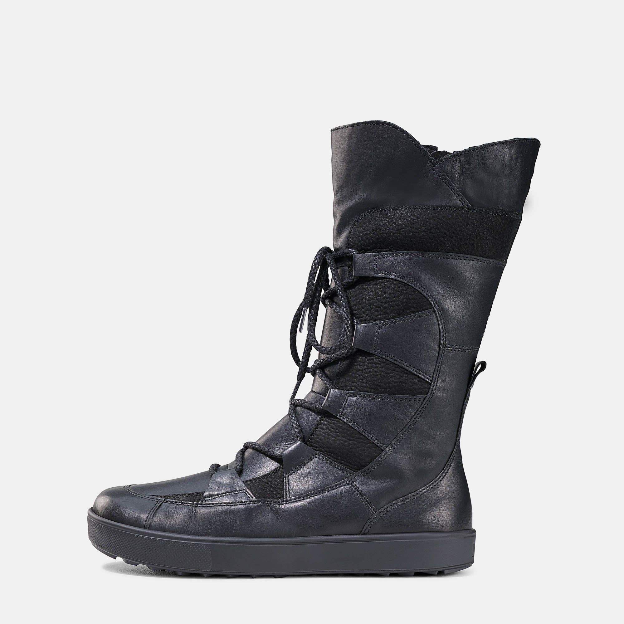 Schwarzer Stiefel mit Schnürung, breite Passform. Hoher Schaft, flache Sohle. Seitenansicht.