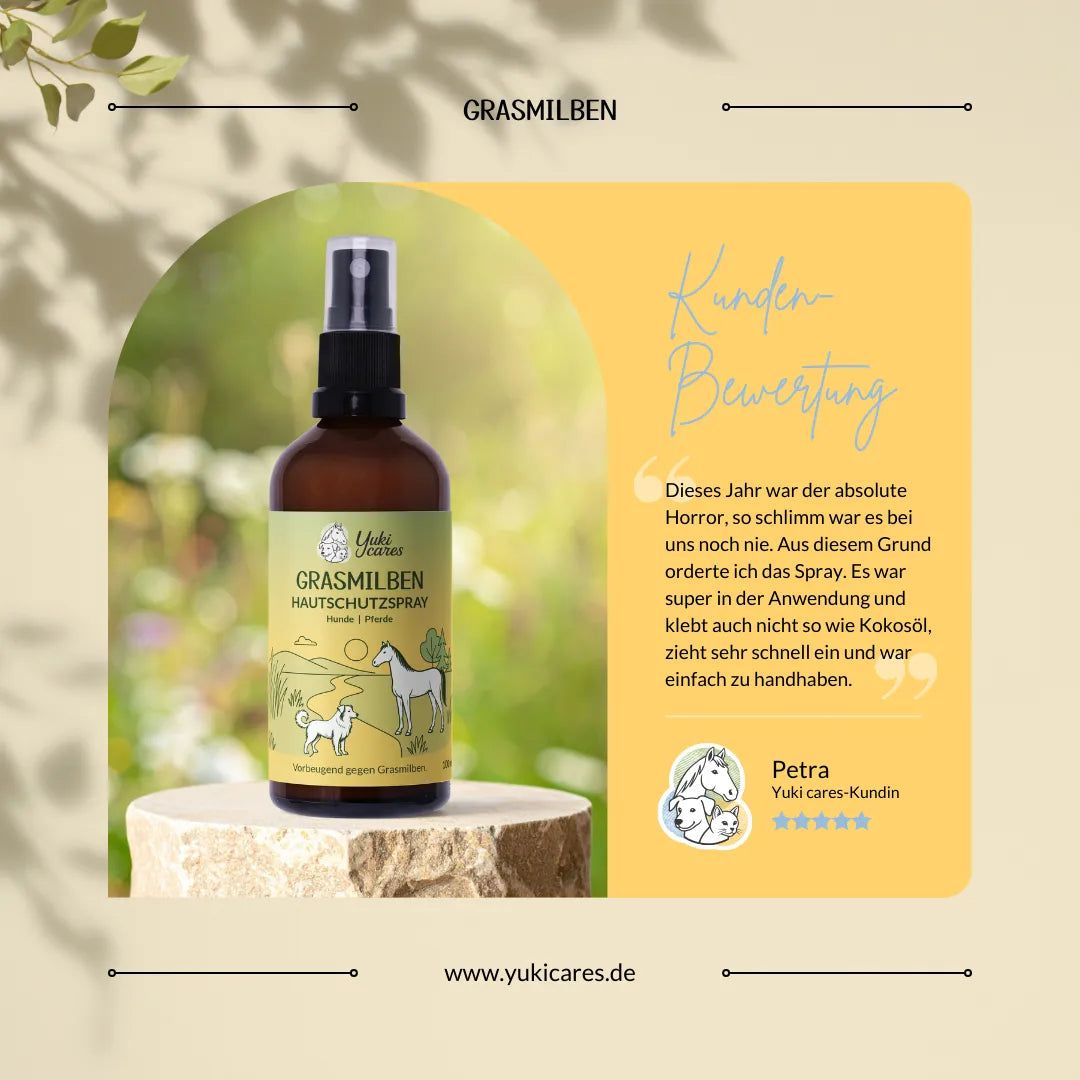 Braune Sprühflasche auf Podest. Text: Yuki cares Grasmilben Hautschutzspray. Kundenbewertung. Zitat von Petra. Website-Adresse.