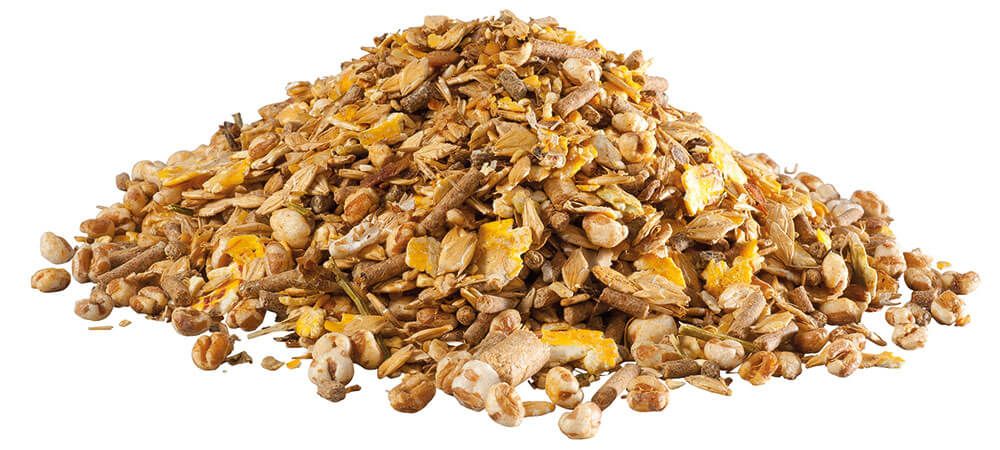 Haufen PANTO® Zucht- und Fohlenmüsli. Mischung aus verschiedenen Getreidesorten und Zutaten.