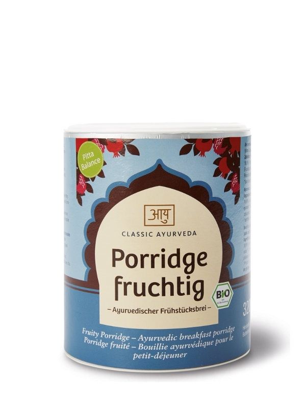Dose mit "Classic Ayurveda Porridge fruchtig". Hellblauer Hintergrund mit Blumenmuster. Aufschrift in Deutsch und Englisch.