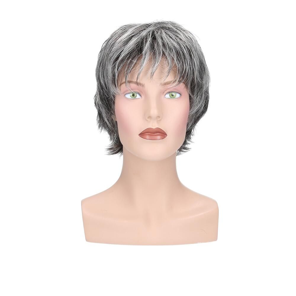 Perücke Mary von Lofty auf einer Büste. Frontalansicht. Kurzes, graues Haar mit Pony. Die Büste zeigt ein Gesicht mit Make-up.