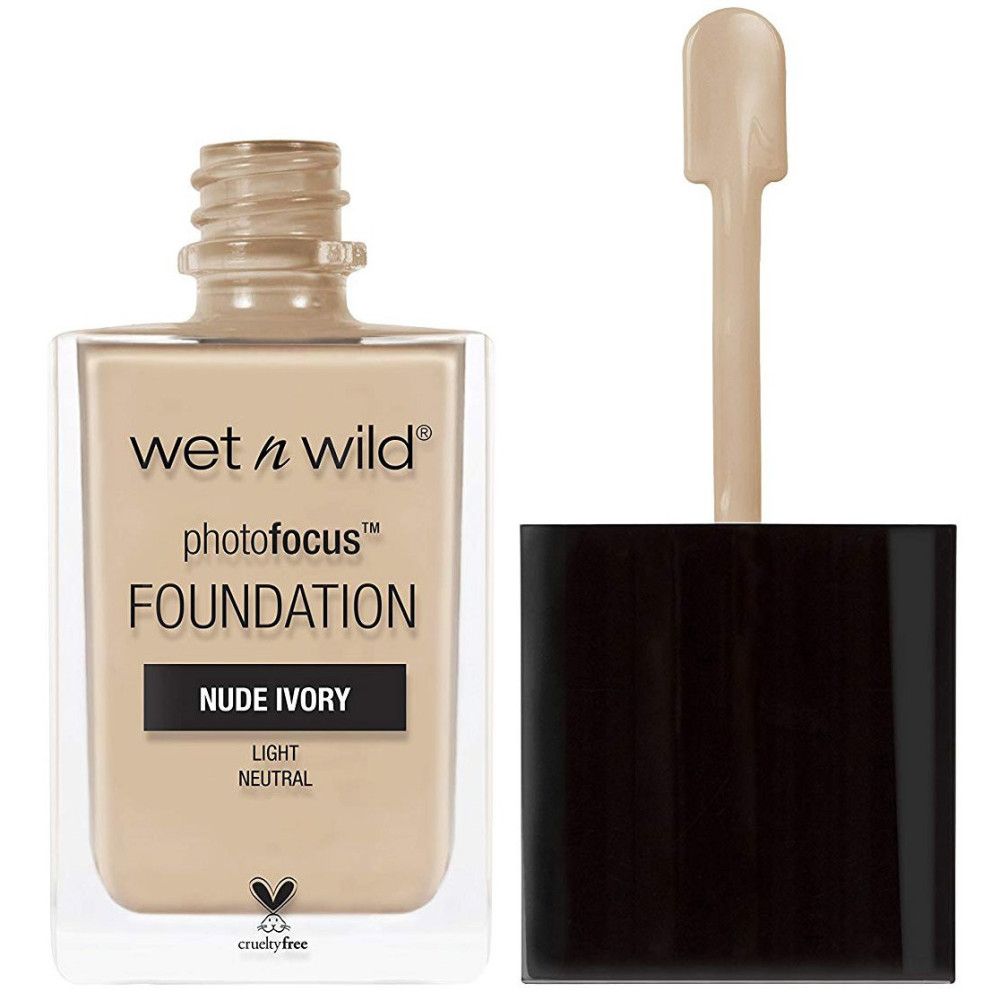Wet n Wild Photofocus Foundation. Nude Ivory. Flasche mit Applikator. Hellbeige Farbton. Cruelty-free.