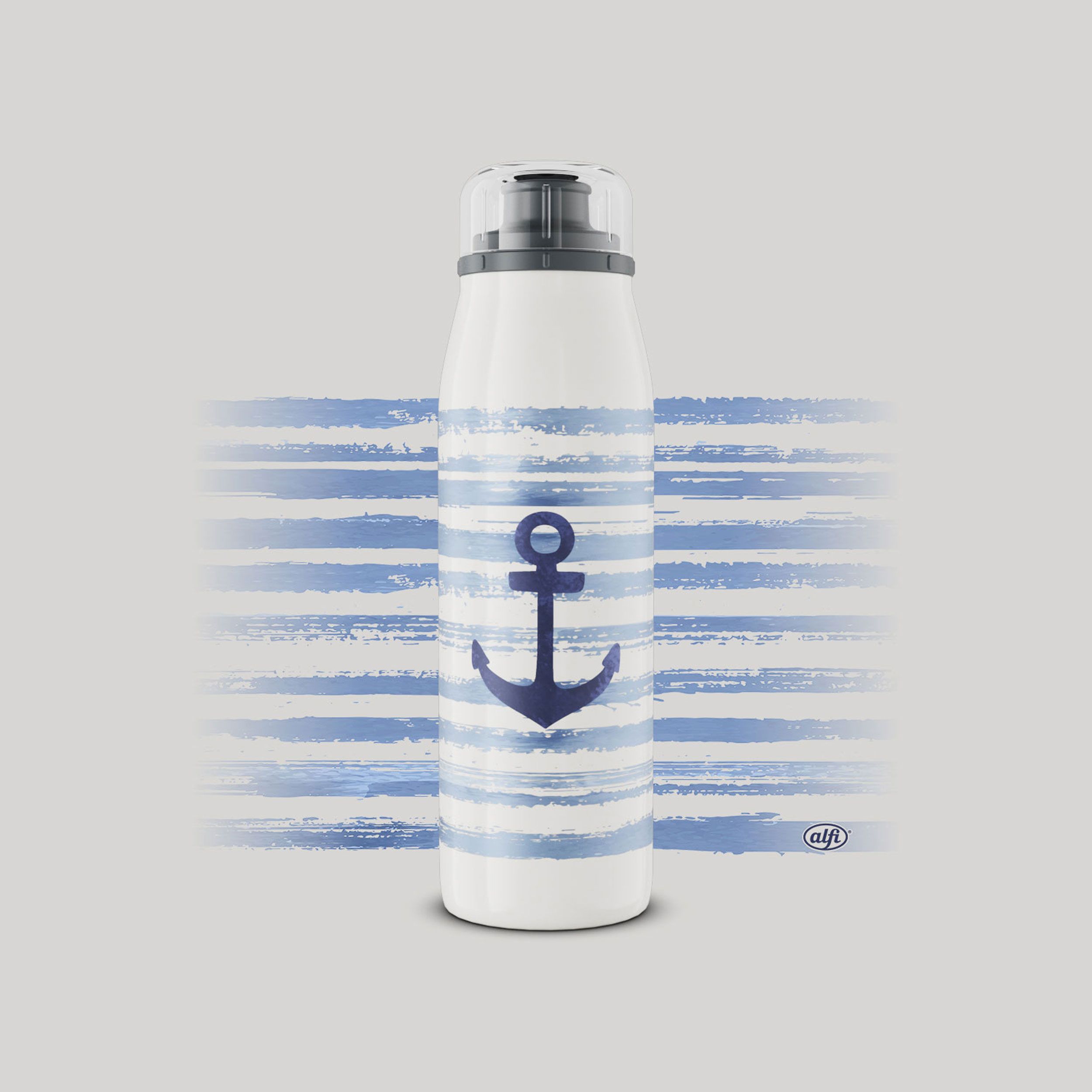 Weiße Trinkflasche mit blauem Anker und Streifen, auf grauem Hintergrund.