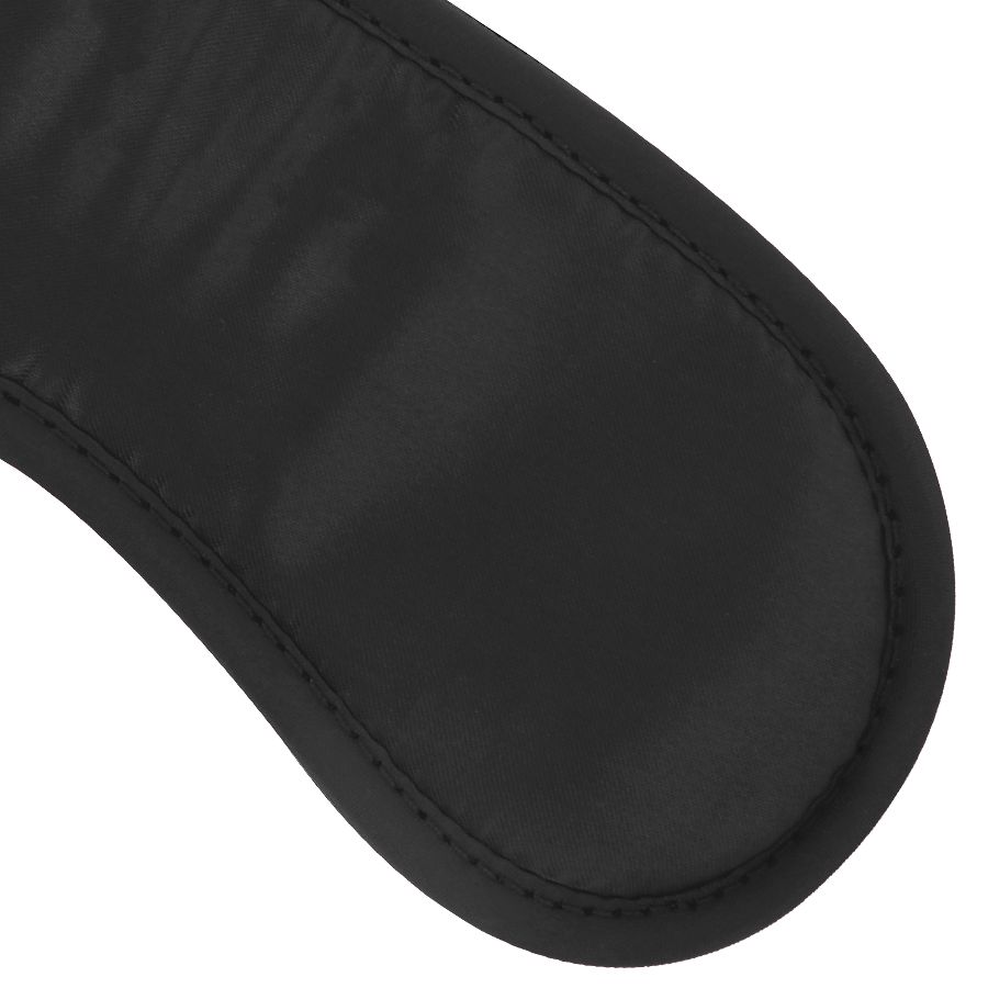 Schwarze Augenmaske aus Stoff mit Nähten am Rand.