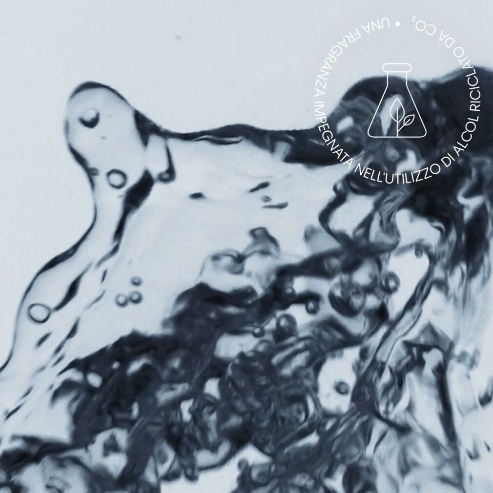 Nahaufnahme von Wasser, das spritzt. Logo: recyceltes Alkohol.