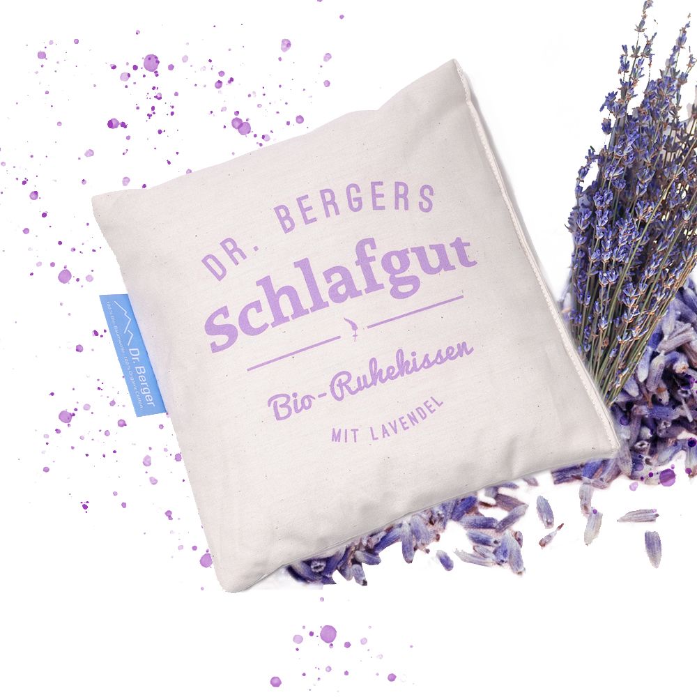Beiges Kissen mit lila Schriftzug "Schlaf gut", Lavendelzweig und Blüten.