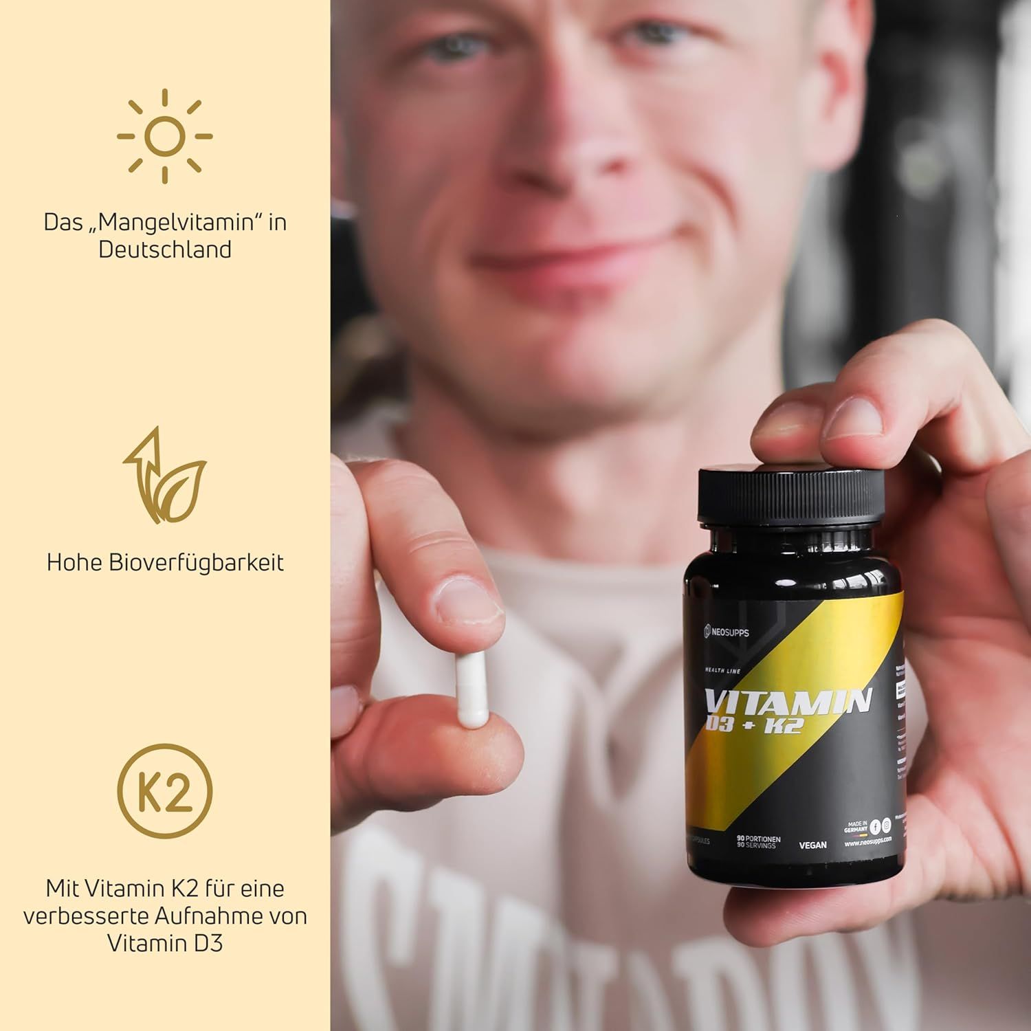 Mann hält eine Kapsel und eine Flasche. Auf der Flasche steht Vitamin D3 + K2. Im Hintergrund Text über Vitamin D3 und K2.